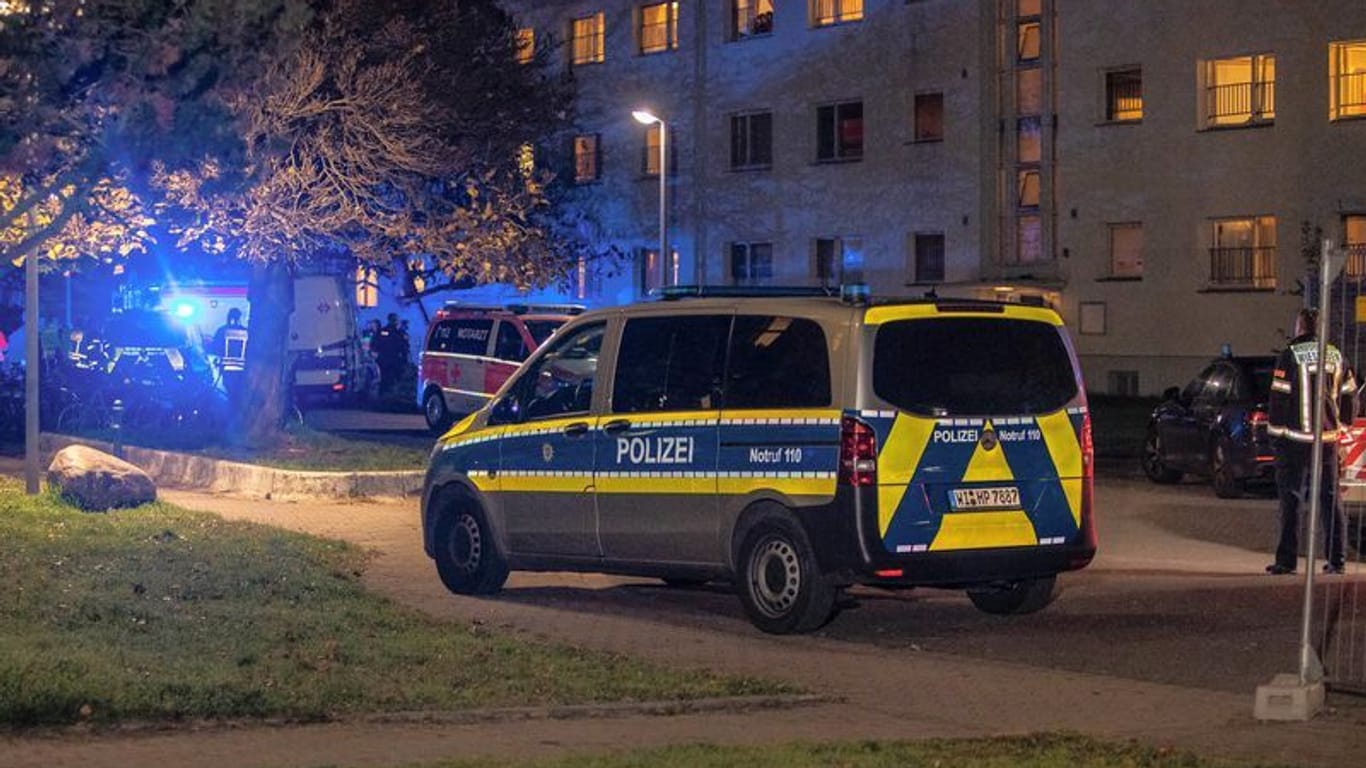 Polizei und Rettungskräfte an der Asylunterkunft in Mainz-Kastel vor Ort: Zwei Kleinstkinder überlebten die Auseinandersetzung unverletzt.