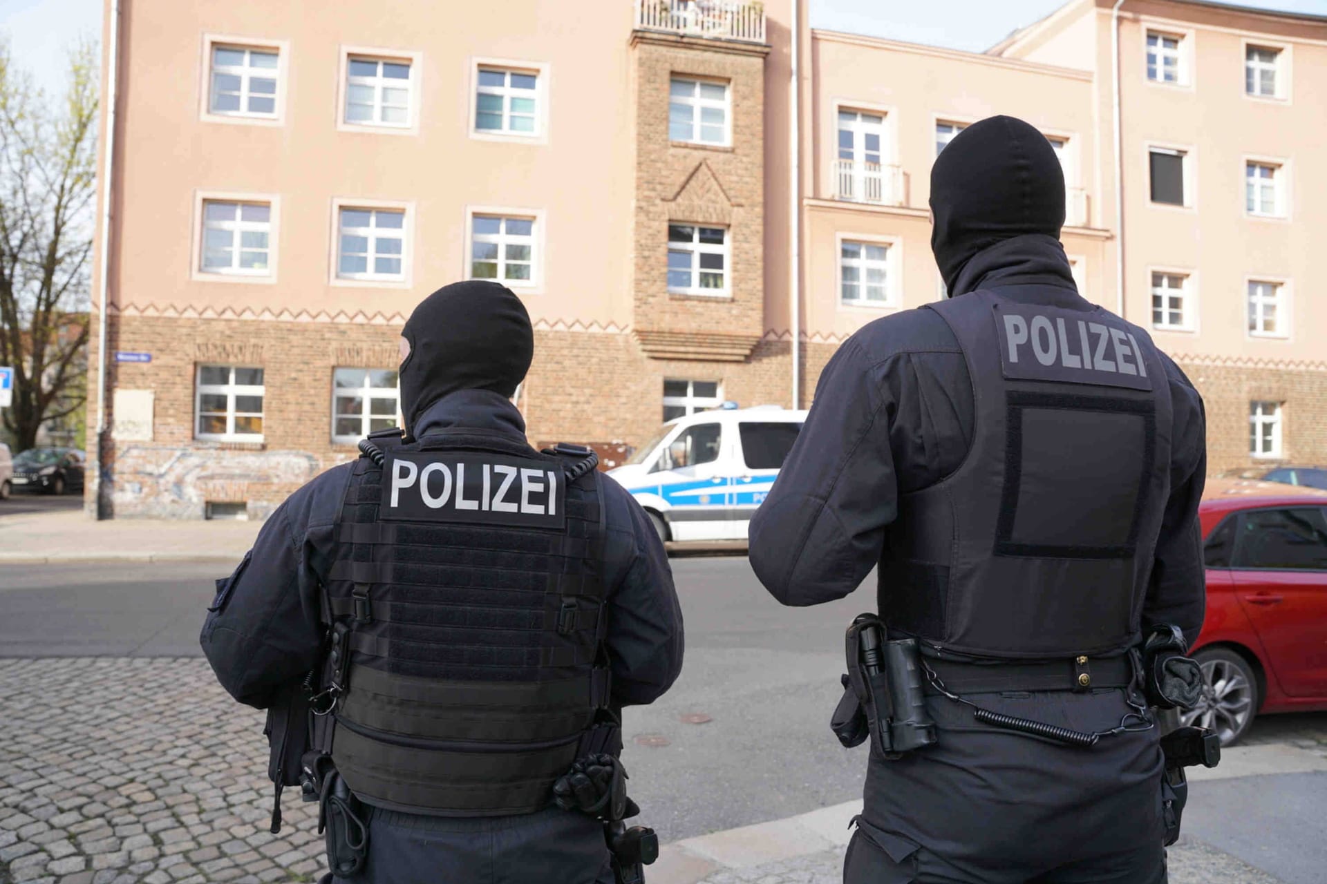 Polizeieinsatz (Symbolbild): Fünf Objekte sind im Zusammenhang mit den Sprengsätzen durchsucht worden.