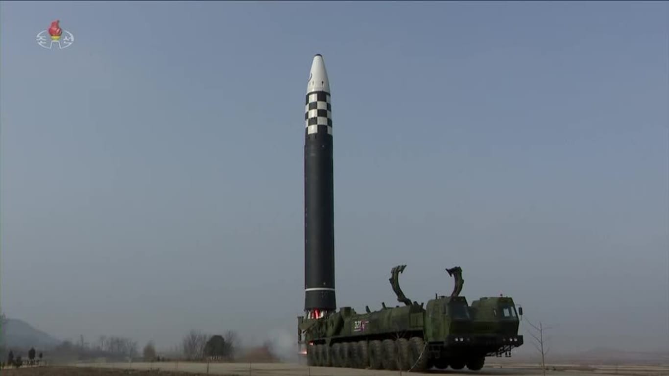 Eine nordkoreanische Rakete auf einer mobilen Abschussrampe.
