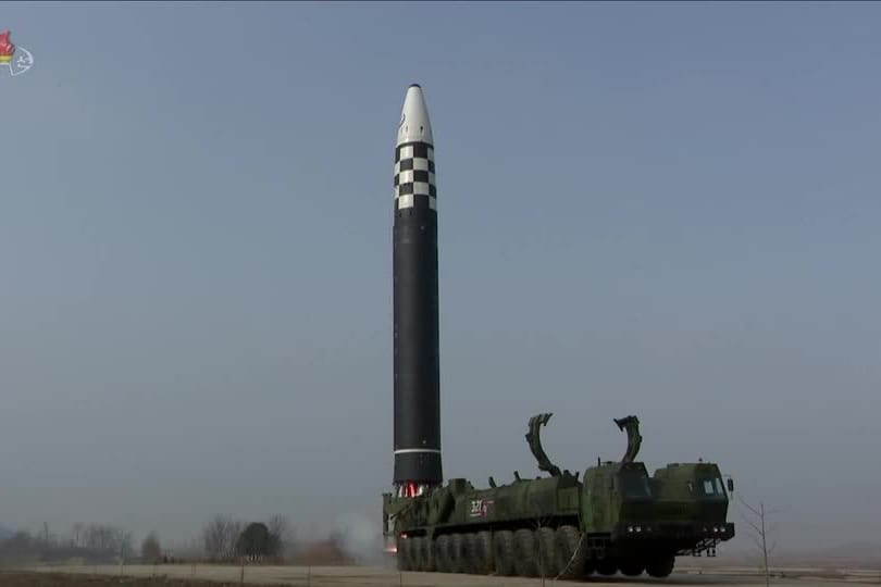 Eine nordkoreanische Rakete auf einer mobilen Abschussrampe.