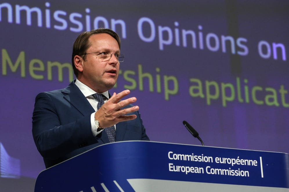 Erweiterungskommissar Varhelyi in Brüssel (Archiv): Die Empfehlung ist an eine Reihe von Reformen geknüpft.
