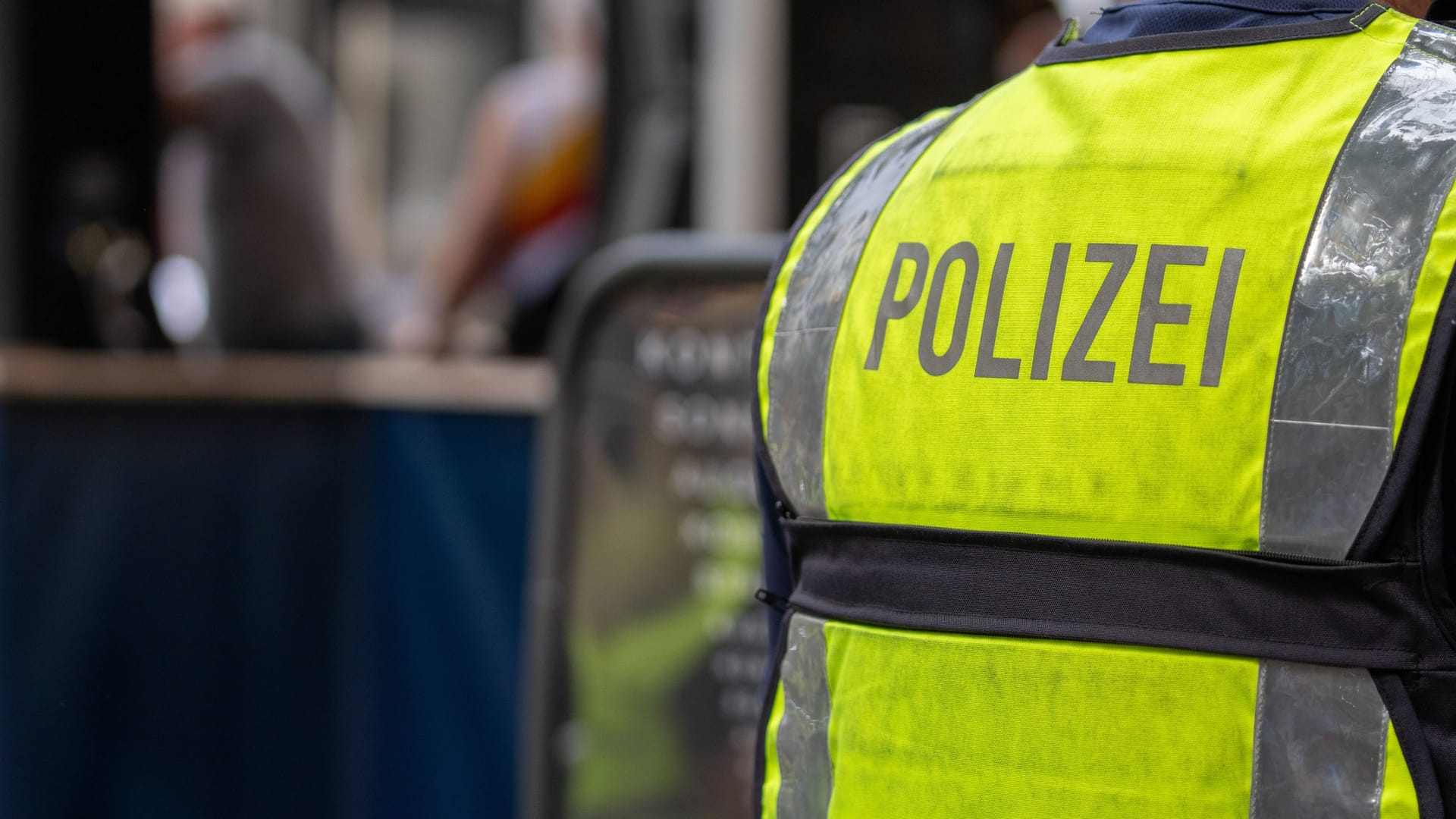 Polizist mit Signalweste im Einsatz (Symbolfoto): Ein Hafenarbeiter entdeckte den Schaden. Polizist mit Signalweste im Einsatz (Symbolfoto): Ein Hafenarbeiter entdeckte den Schaden.