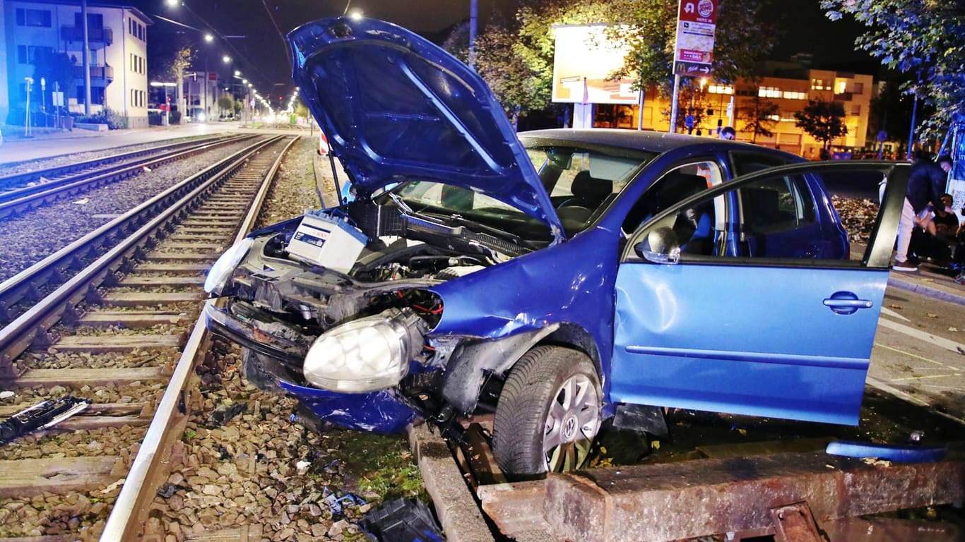 Der geschrottete Golf liegt im Stuttgarter Gleisbett: Die ersten Fahrversuche der 15-Jährigen nahmen kein gutes Ende.