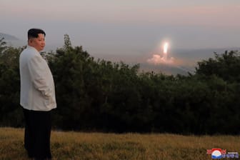 Kim Jong Un leitet einen Raketentest: UN-Resolutionen untersagen Nordkorea die Erprobung von ballistischen Raketen jeglicher Reichweite, die je nach Bauart auch einen Atomsprengkopf befördern können.