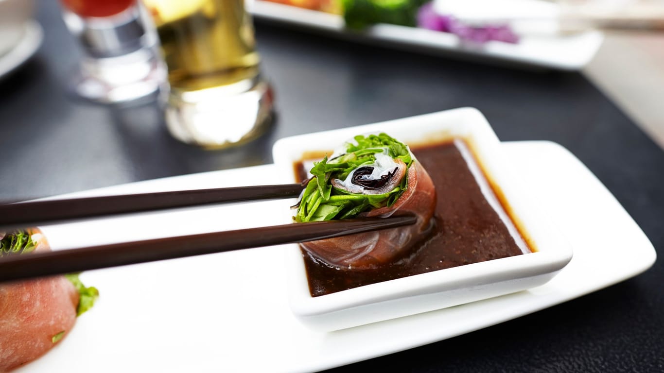 Hoisin Sauce: Die ostasiatische Sauce gibt Gerichten einen süßlich-pikanten Geschmack.