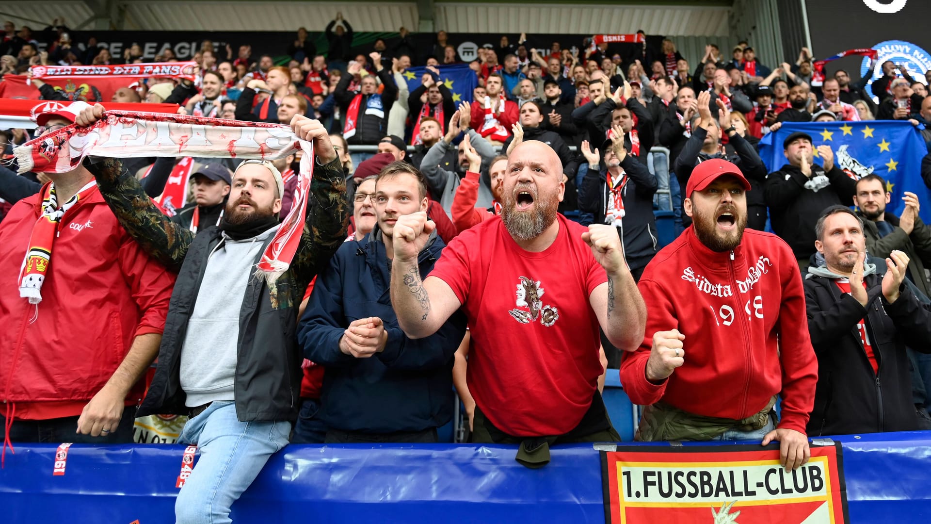 Köln-Fans im Stadion von Uherské Hradiště: Trotz UEFA-Sperre fanden zahlreiche Anhänger den Weg nach Tschechien.