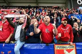 Köln-Fans im Stadion von Uherské Hradiště: Trotz UEFA-Sperre fanden zahlreiche Anhänger den Weg nach Tschechien.
