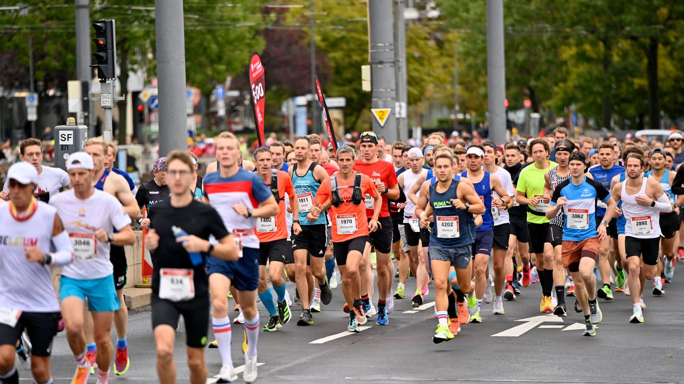 Teilnehmende beim Marathon in Köln: Nach dem Lauf blieben die Becher am Straßenrand liegen.