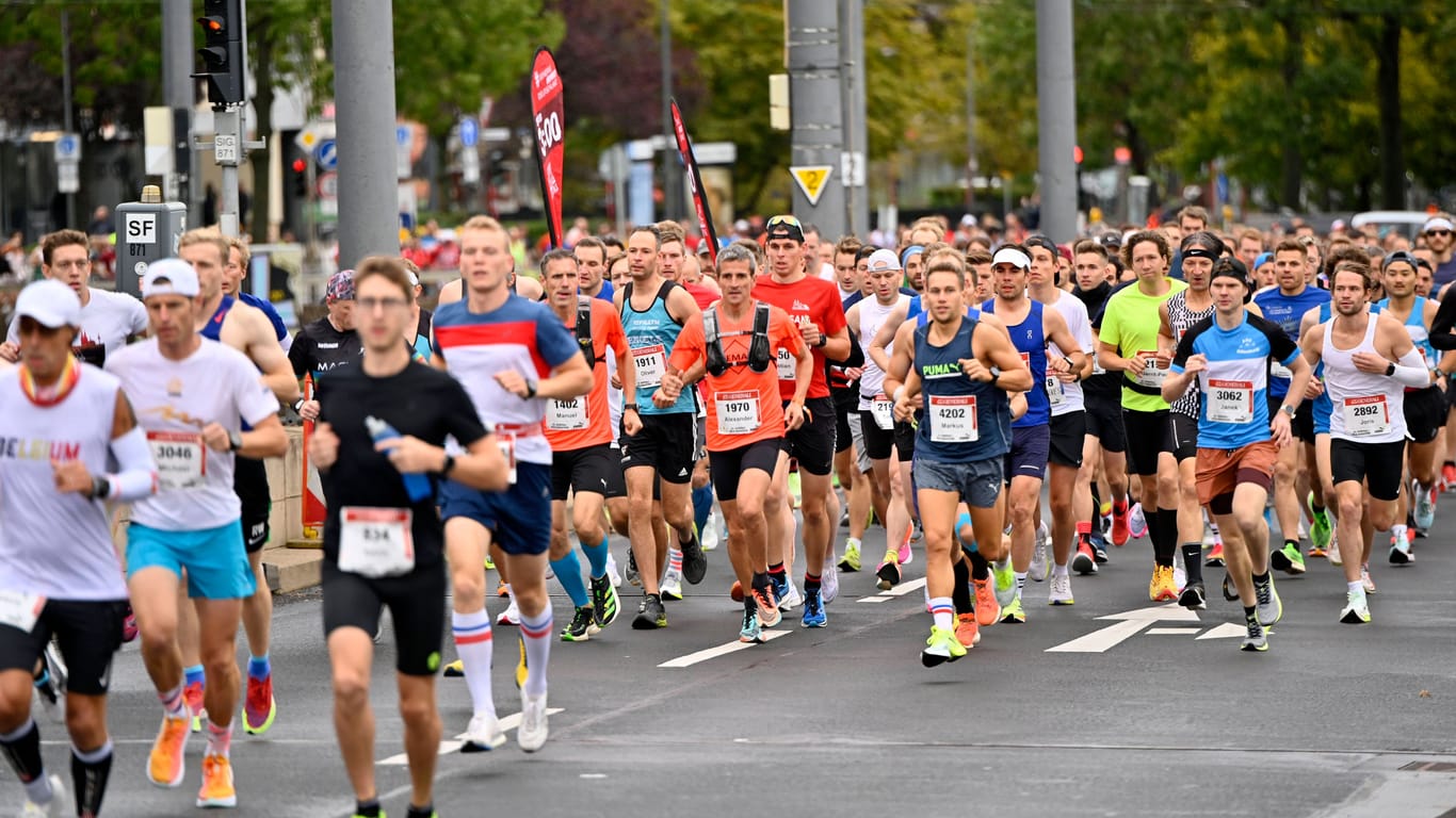 Teilnehmende beim Marathon in Köln: Nach dem Lauf blieben die Becher am Straßenrand liegen.