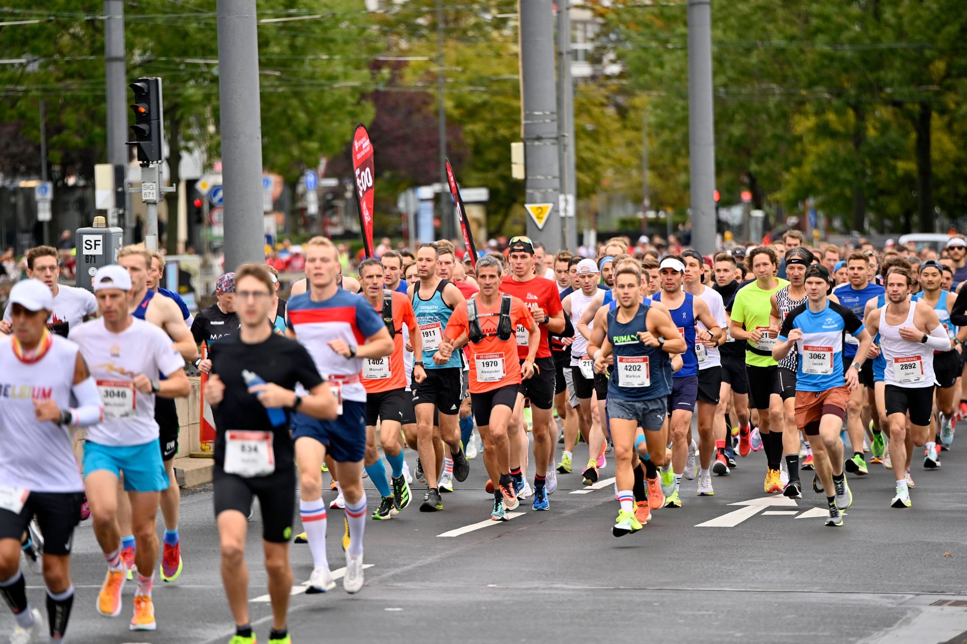 Teilnehmende beim Marathon in Köln: Nach dem Lauf blieben die Becher am Straßenrand liegen.