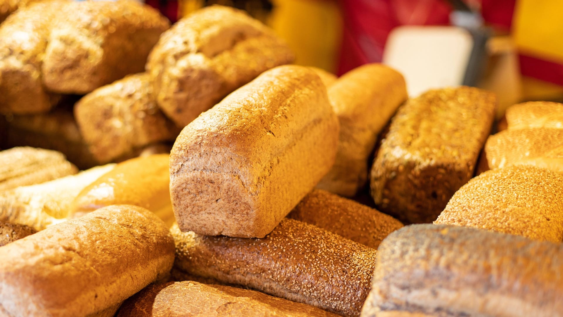 Brötchen liegen aus (Symbolbild): An Allerheiligen haben viele Bäckereien veränderte Öffnungszeiten.