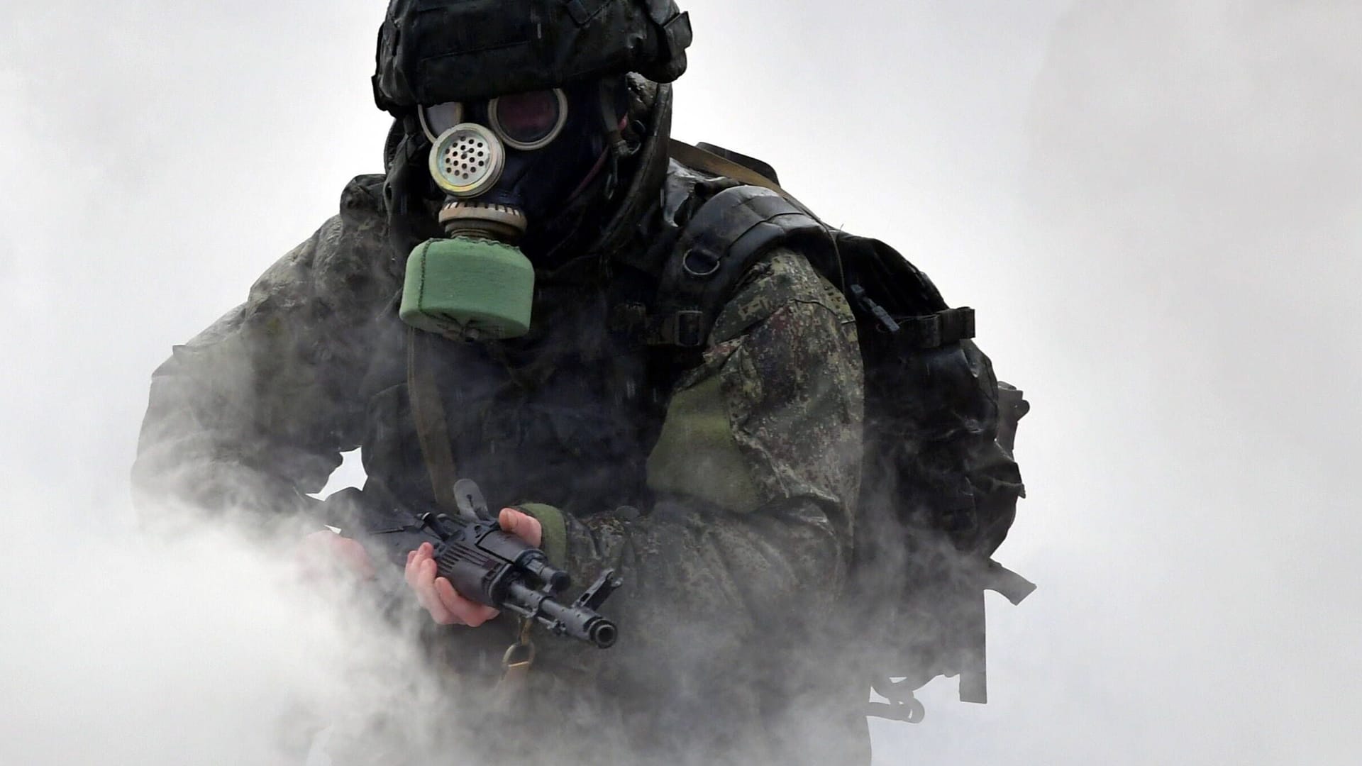 Russische Soldaten bei einer Übung (Archivbild): Der Kreml beschuldigt seinen Gegner, schmutzige Bomben zu bauen.