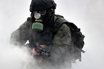 Russische Soldaten bei einer Übung (Archivbild): Der Kreml beschuldigt seinen Gegner, schmutzige Bomben zu bauen.