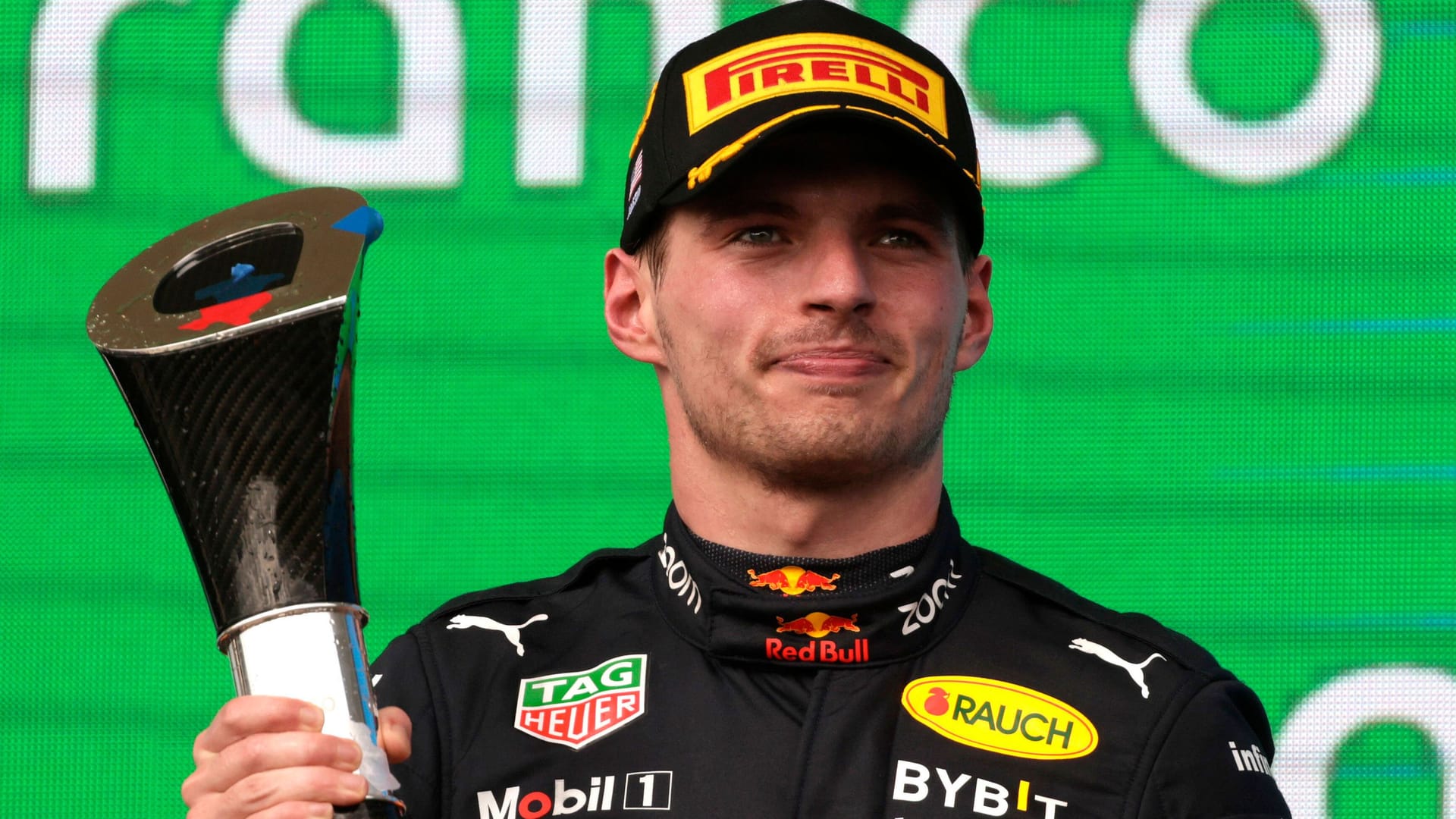Sichtlich bewegt: Max Verstappen mit der Siegestrophäe nach dem Großen Preis der USA.