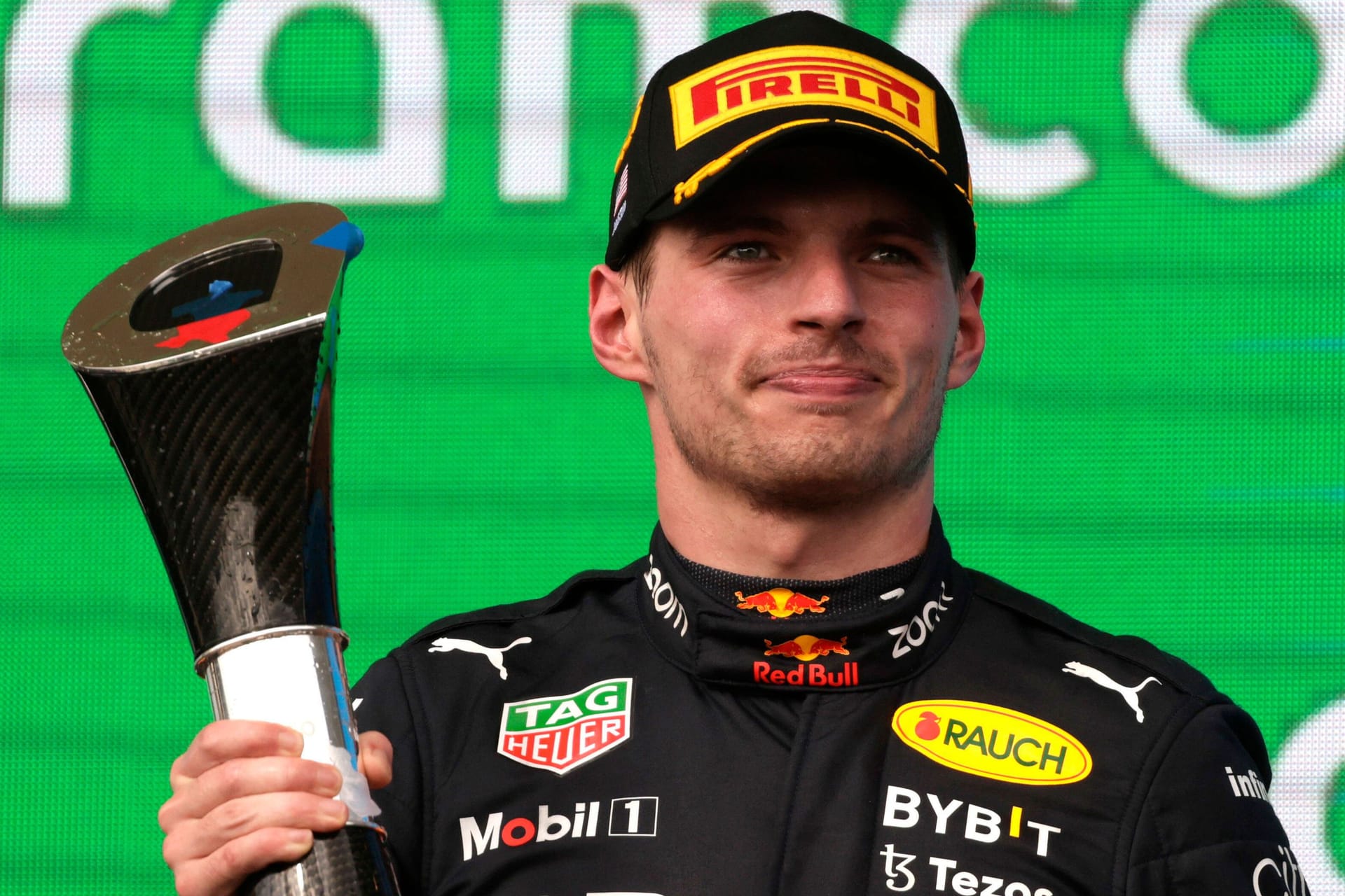 Sichtlich bewegt: Max Verstappen mit der Siegestrophäe nach dem Großen Preis der USA.