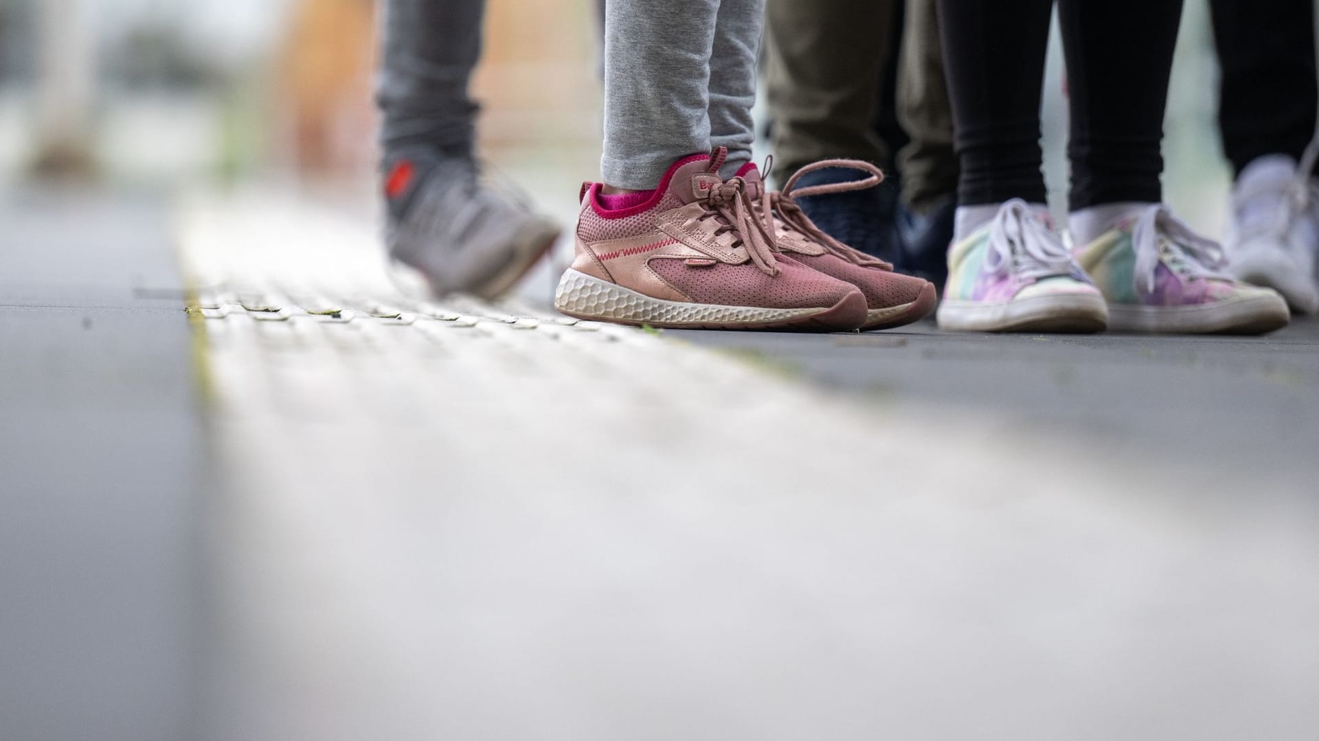 Schwere Folgen für Kindergesundheit: Statt gemeinsam im Klassenzimmer verbrachten viele Kinder und Jugendliche die Pandemie isoliert in ihrem Kinderzimmer. (Symbolbild)