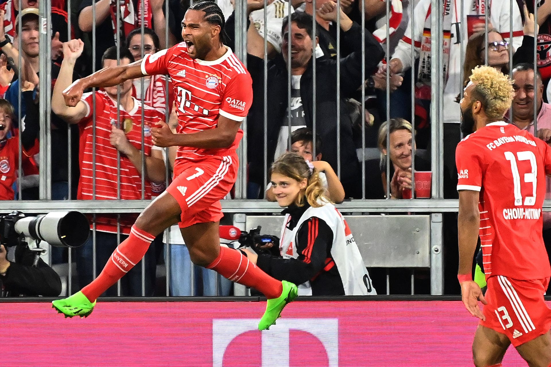 Serge Gnabry und Eric Maxim Choupo-Moting (r.): Die beiden Offensivspieler gehörten beim 5:0 gegen Freiburg zu den auffälligsten Akteuren.