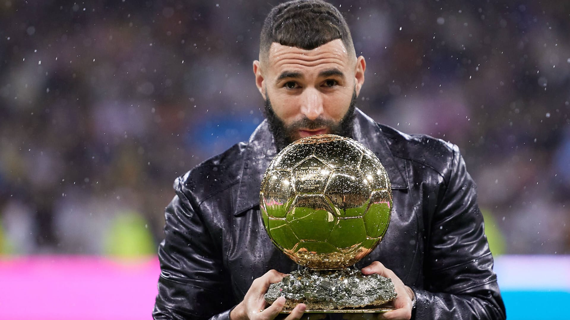 Karim Benzema mit dem Ballon d'Or: Die Auszeichnung kostet Real Madrid eine hohe Summe. Karim Benzema mit dem Ballon d'Or: Die Auszeichnung kostet Real Madrid eine hohe Summe.