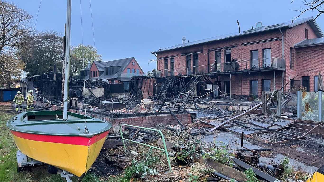 Bei dem Großfeuer brannten eine Lagerhalle, ein Restaurant und eine Bar nieder.