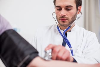 Blutdruckmessung beim Arzt (Symbolbild): Ein guter eingestellter Blutdruck schützt offenbar vor Demenz.