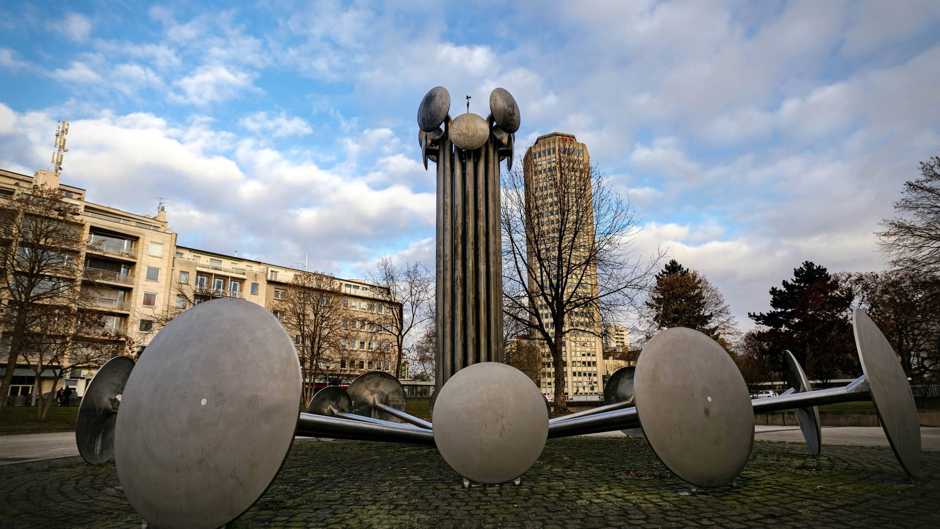 Der Ebertplatz in Köln (Archivbild): Hier hat ein 25-Jähriger auf zwei Männer eingestochen.