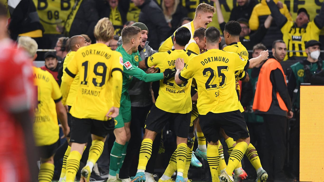 Die Profis von Borussia Dortmund feiern den Last-Minute-Ausgleichstreffer gegen den FC Bayern wie einen Sieg.
