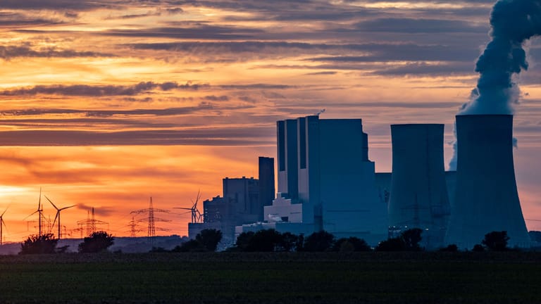 Das RWE Braunkohlekraftwerk Neurath, bei Grevenbroich: Bis Ende Dezember 2029 will der Konzern komplett aus dem Kohlegeschäft aussteigen.