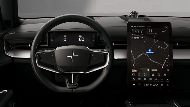 Cockpit im Tablet-Stil: In der Mitte liefert der dominierende Screen im Hochformat Informationen und Funktionen, die gemeinsamen mit Google entwickelt wurden.