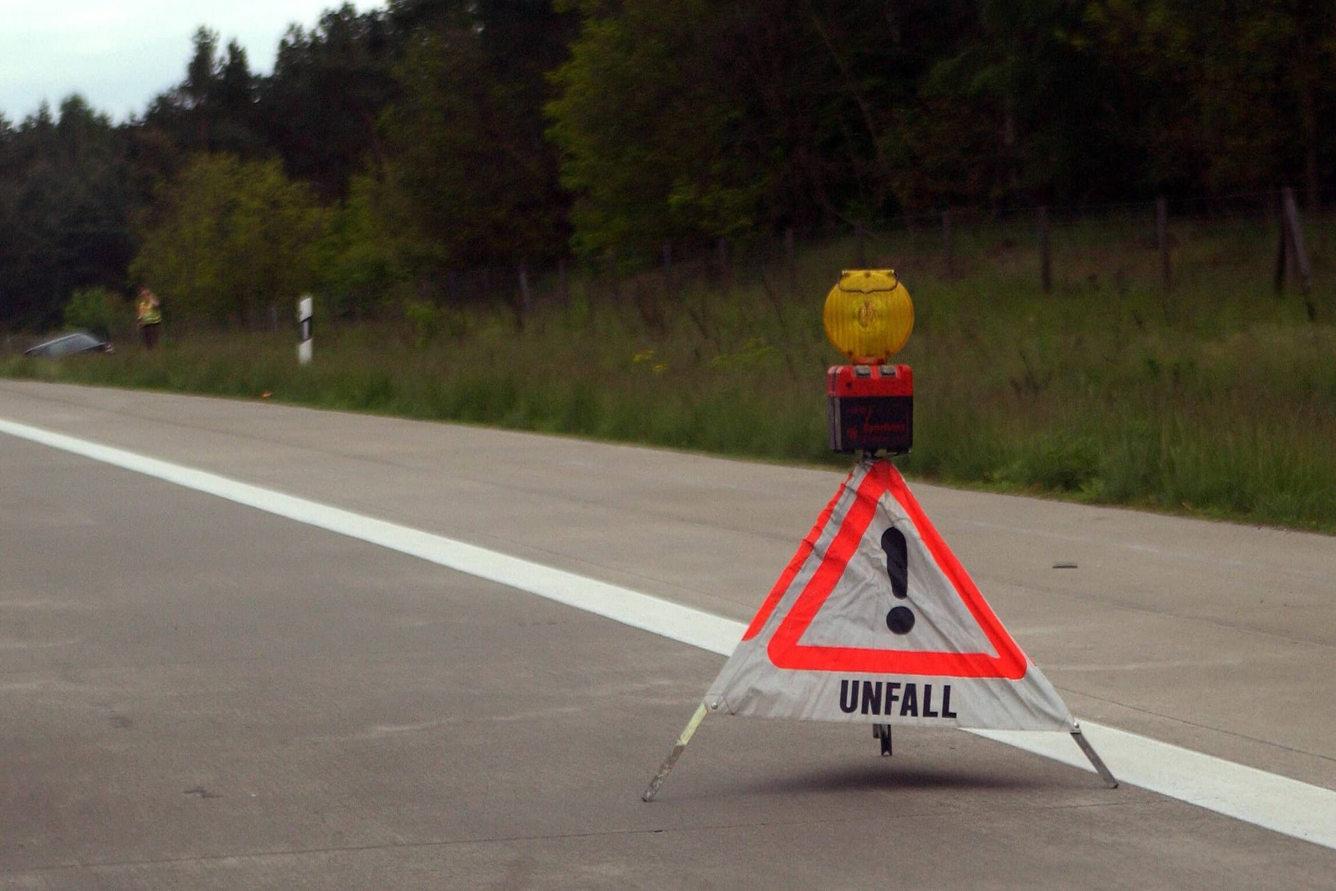 Ein Warndreieck auf der A9 (Symbolbild): Bei Leipzig staut sich der Verkehr.