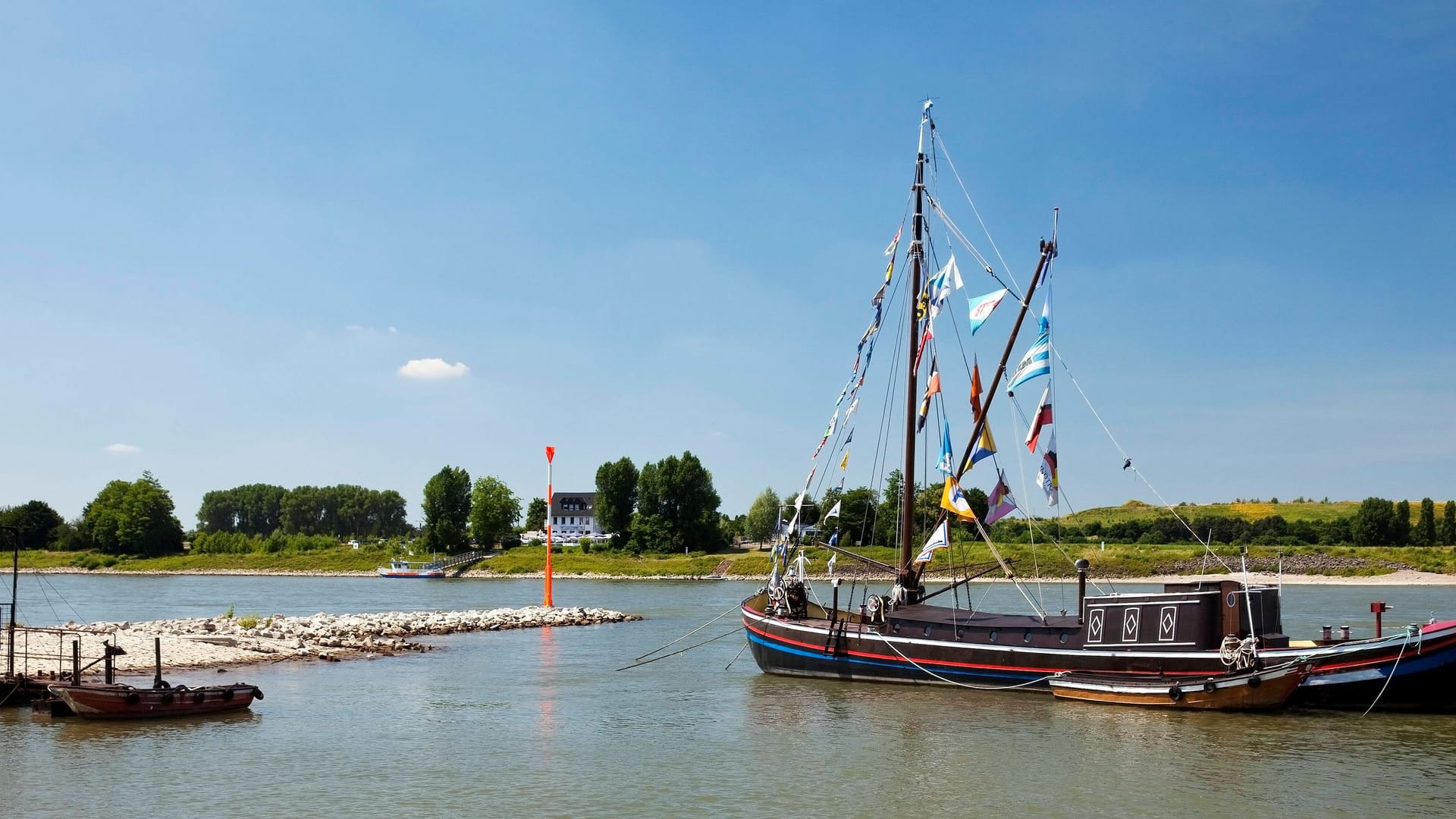 Der Rhein bei Monheim (Archivbild): 450 Meter lang ist der Kanal, der für die Marina gebaggert werden muss.