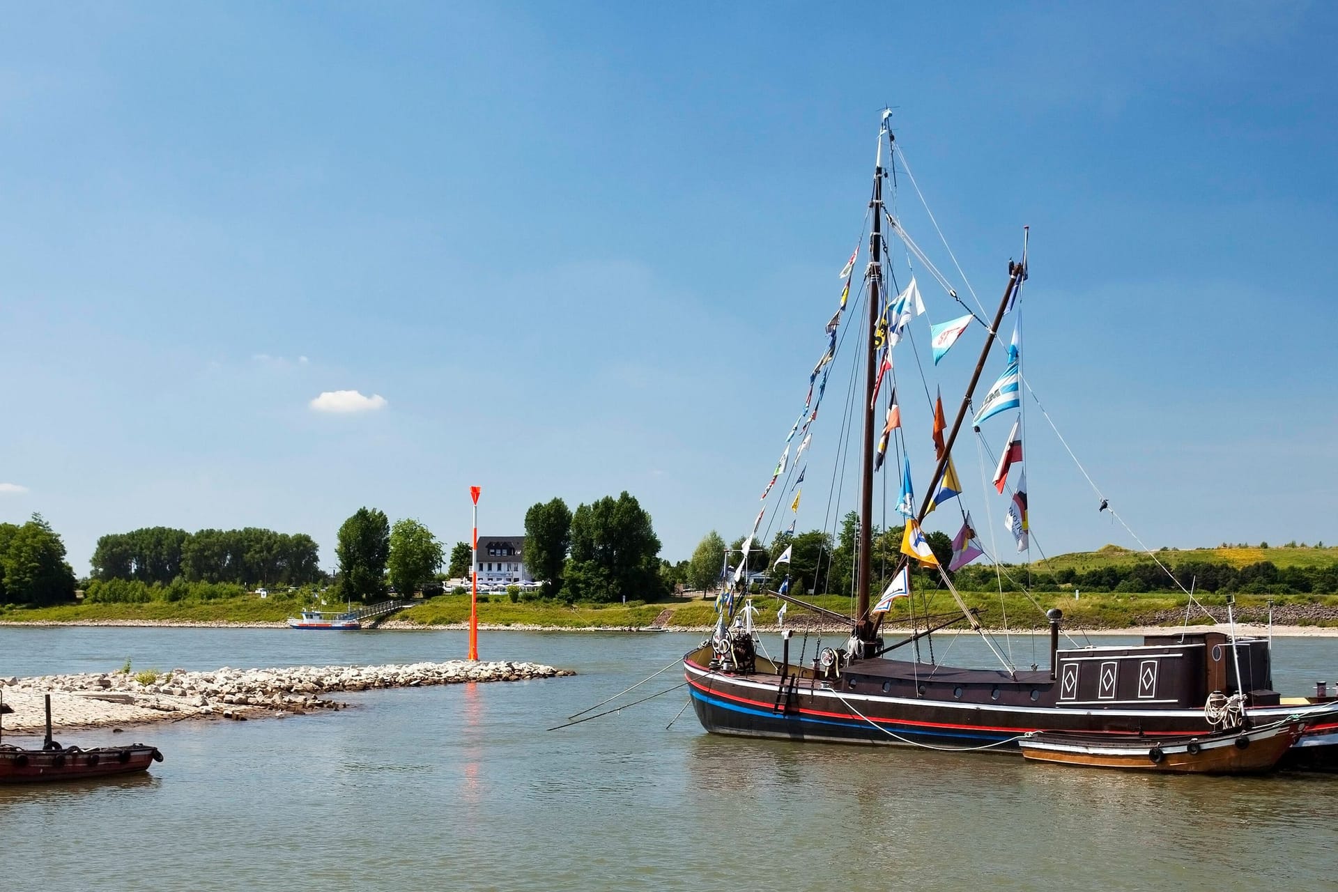 Der Rhein bei Monheim (Archivbild): 450 Meter lang ist der Kanal, der für die Marina gebaggert werden muss.