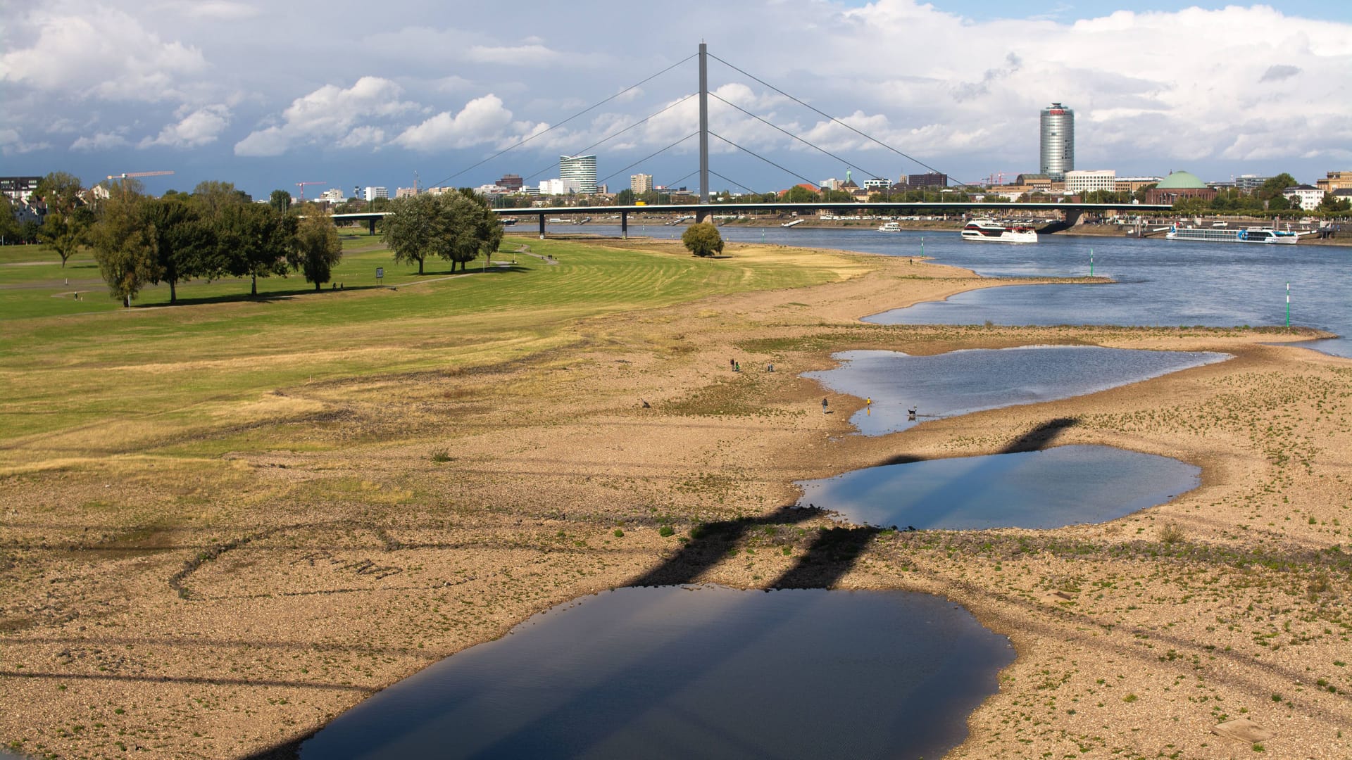 Im September lag der Rhein bei Düsseldorf wegen anhaltender Trockenheit stellenweise fast trocken: Nach neuesten UN-Berechnungen steuert die Erderhitzung auf 2,5 Grad Celsius zu.