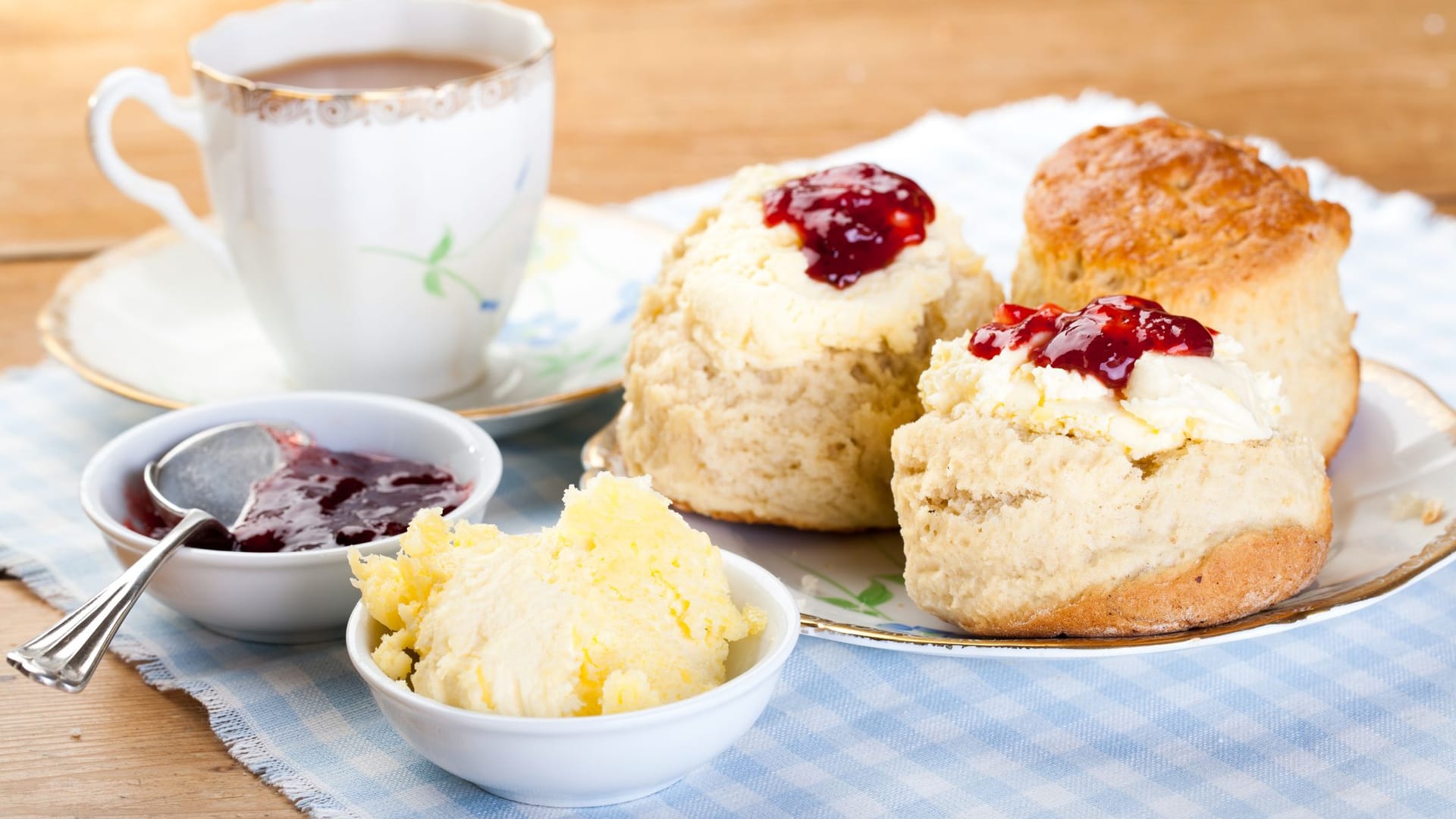 Die Scones passen gut zu Kaffee und Tee.