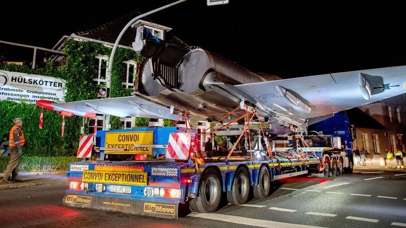 Schwertransporter mit Kampfflugzeug: An einer Ampelkreuzung bei Jever wurde es besonders eng.