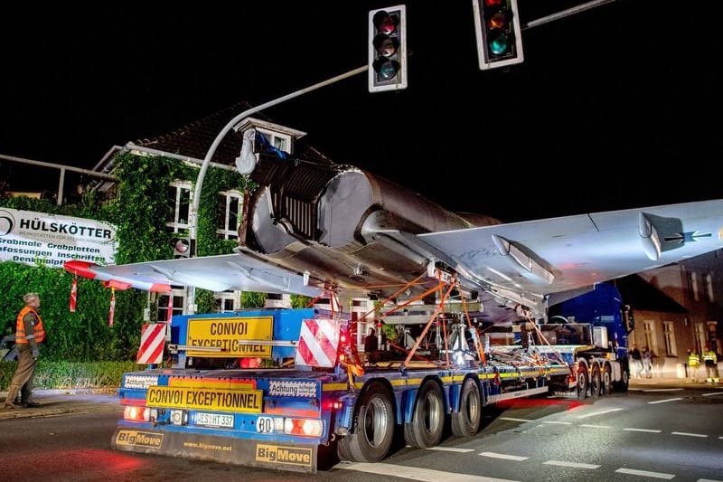 Schwertransporter mit Kampfflugzeug: An einer Ampelkreuzung bei Jever wurde es besonders eng.