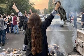 Demonstration in Karaj, Iran: Die Protestwelle hält das Land seit knapp drei Wochen in Atem.