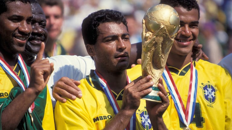 So kennen ihn Millionen von Fußballfans: Romario bei der WM 1994 mit dem Pokal.