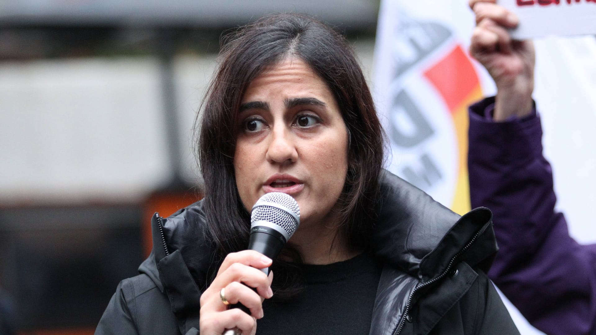 Maryam Blumenthal, Landesvorsitzende der Hamburger Grünen, hält eine Ansprache: In Hamburg kommt es vermehrt zu Protesten gegen das Regime im Iran. Maryam Blumenthal, Landesvorsitzende der Hamburger Grünen, hält eine Ansprache: In Hamburg kommt es vermehrt zu Protesten gegen das Regime im Iran.