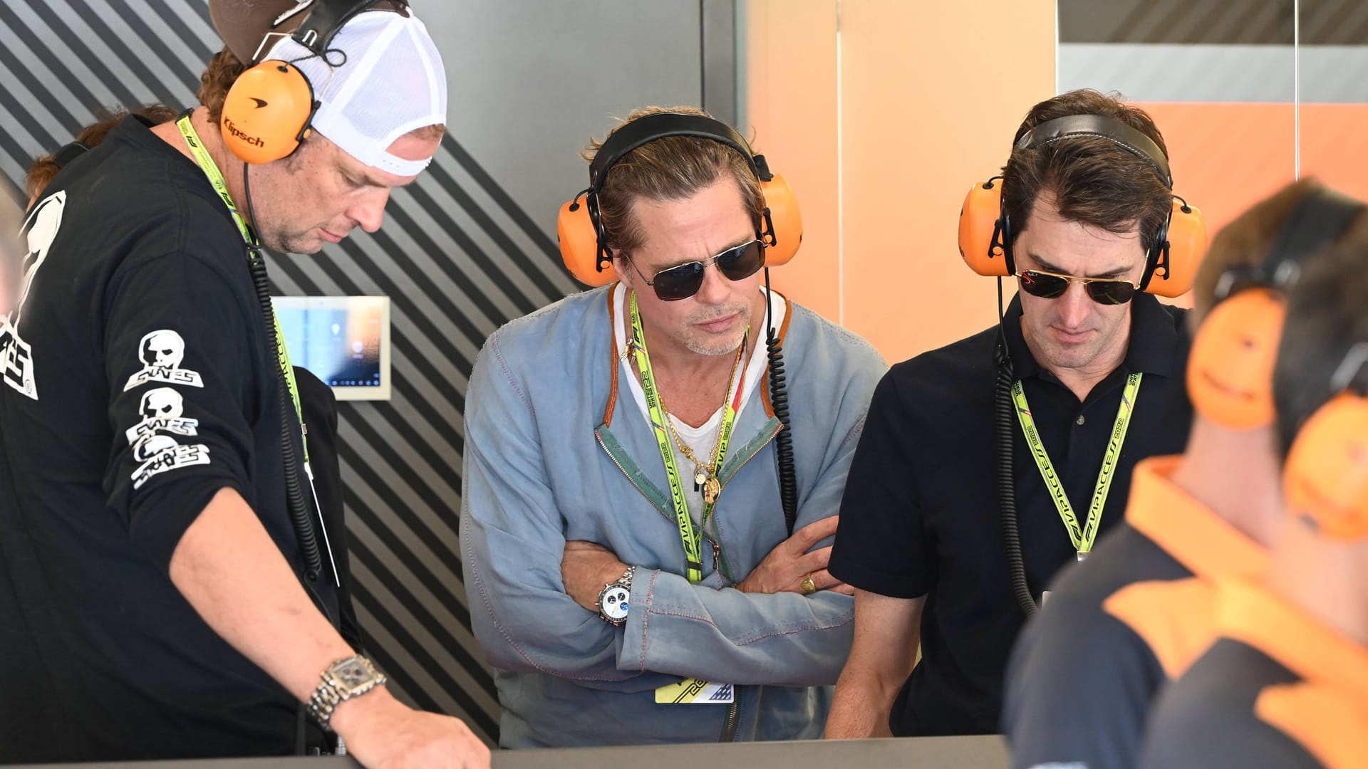 Brad Pitt in der McLaren-Garage.