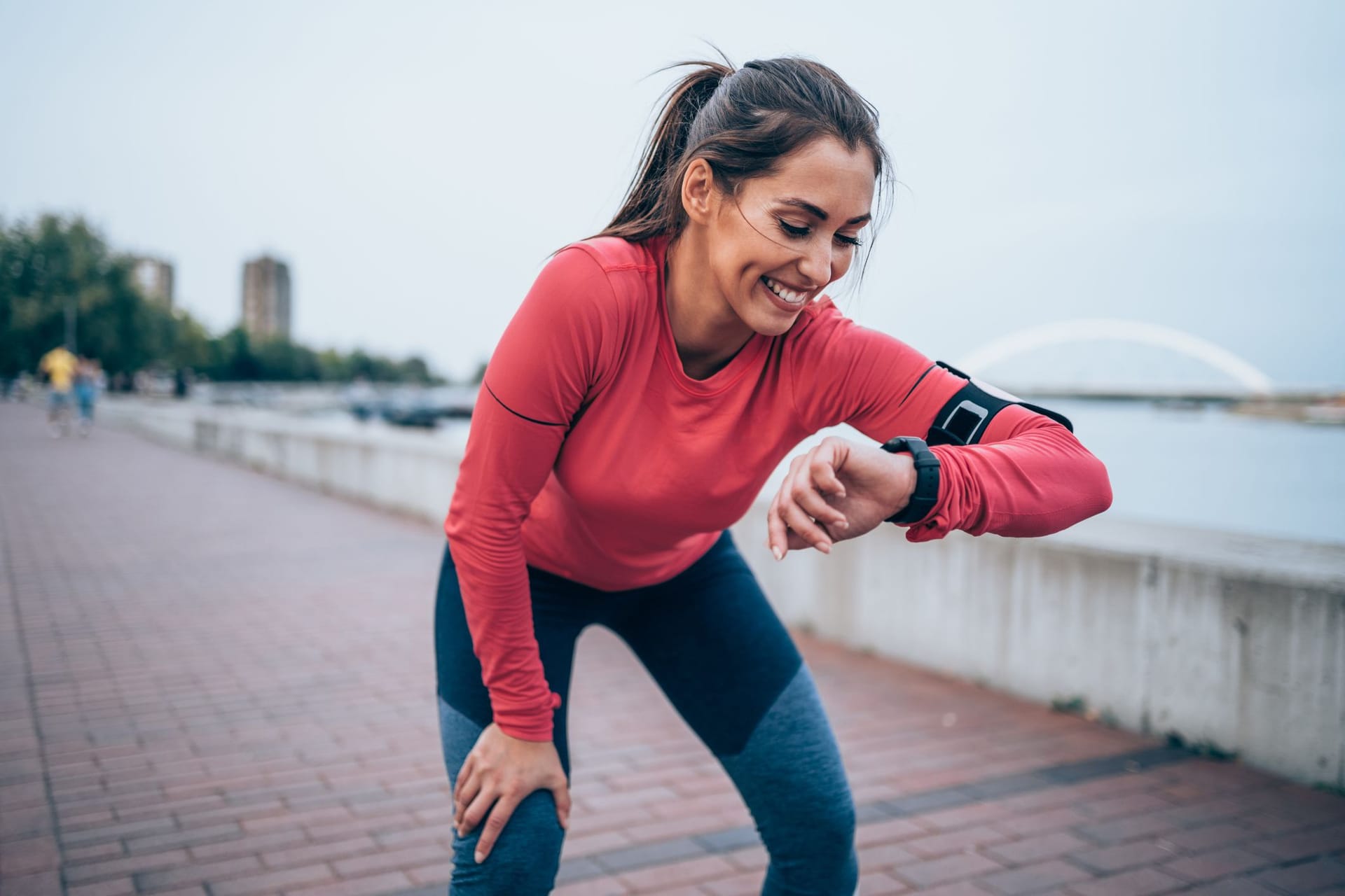 Puls beim Joggen: Mit einer Pulsuhr oder Smartwatches können Sie ihren Puls im Auge behalten.