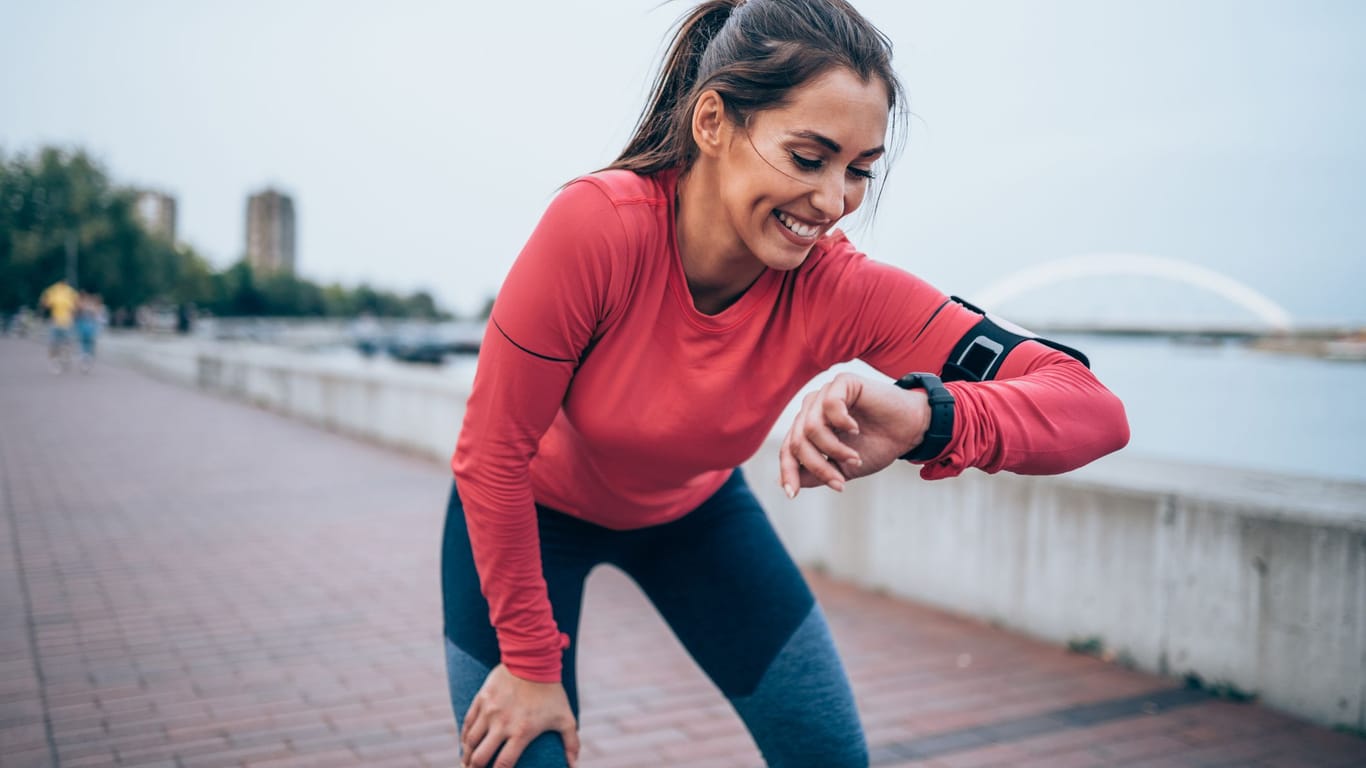 Puls beim Joggen: Mit einer Pulsuhr oder Smartwatches können Sie ihren Puls im Auge behalten.