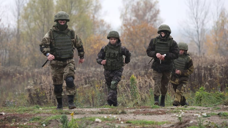 Russische Soldaten im Training (Symbolbild): Mobilisierte Soldaten sollen in Kasan in Käfigen bestraft werden.