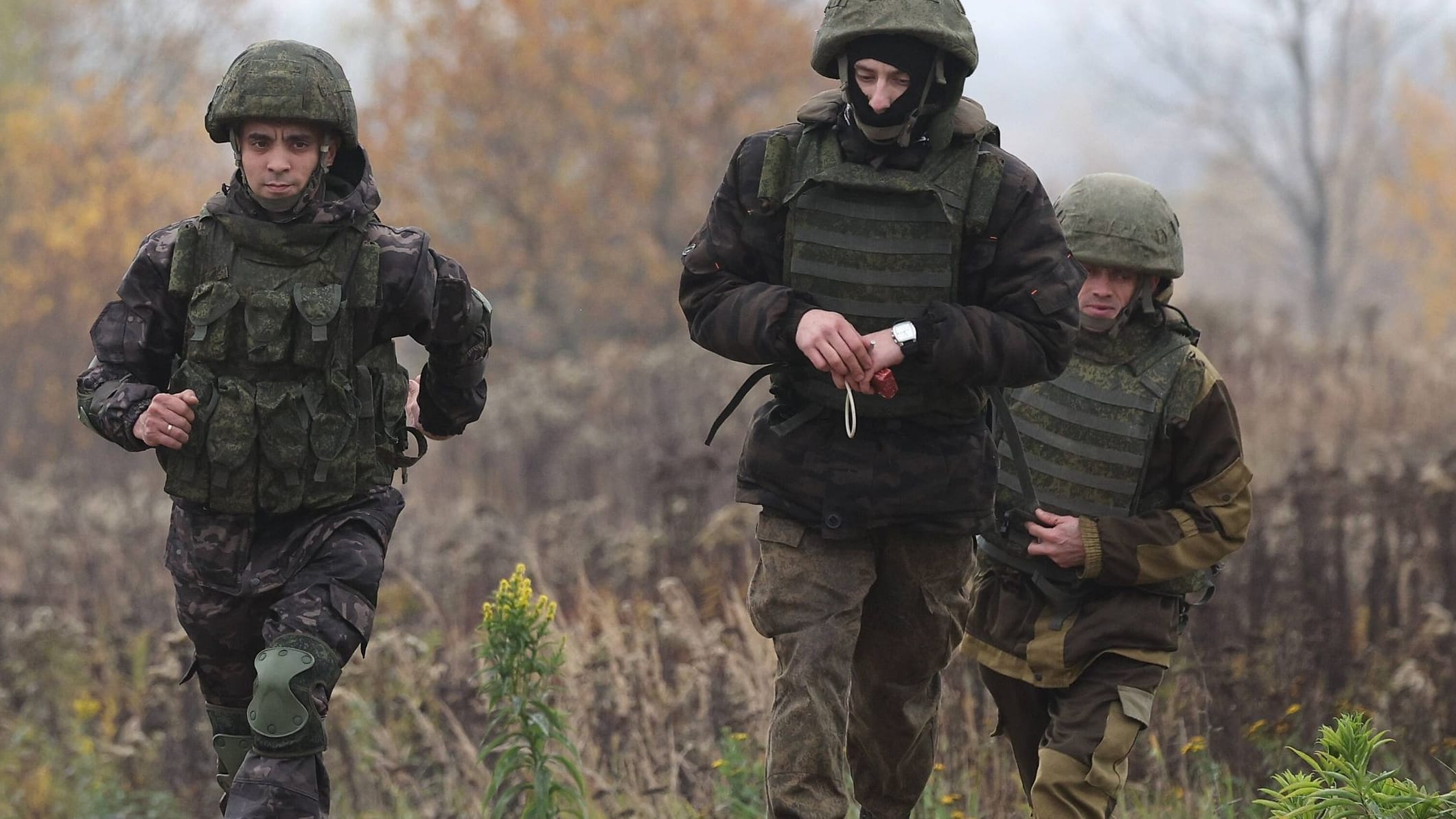 Betrunkene russische Soldaten werden angeblich in Käfig eingesperrt