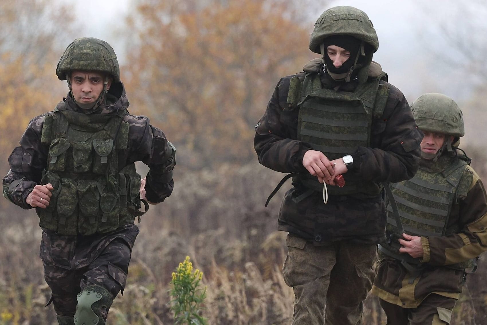 Russische Soldaten im Training (Symbolbild): Mobilisierte Soldaten sollen in Kasan in Käfigen bestraft werden.