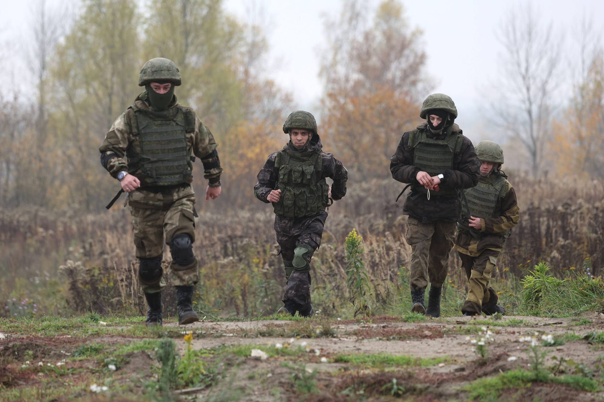 Russische Soldaten im Training (Symbolbild): Mobilisierte Soldaten sollen in Kasan in Käfigen bestraft werden.