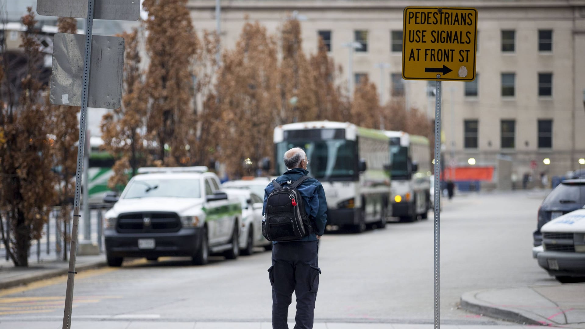 Im kanadischen Toronto weist ein Schild auf das Jaywalking-Verbot hin (Symbolbild): Mit einem neuen Gesetz schafft Kalifornien das Verbot ab.