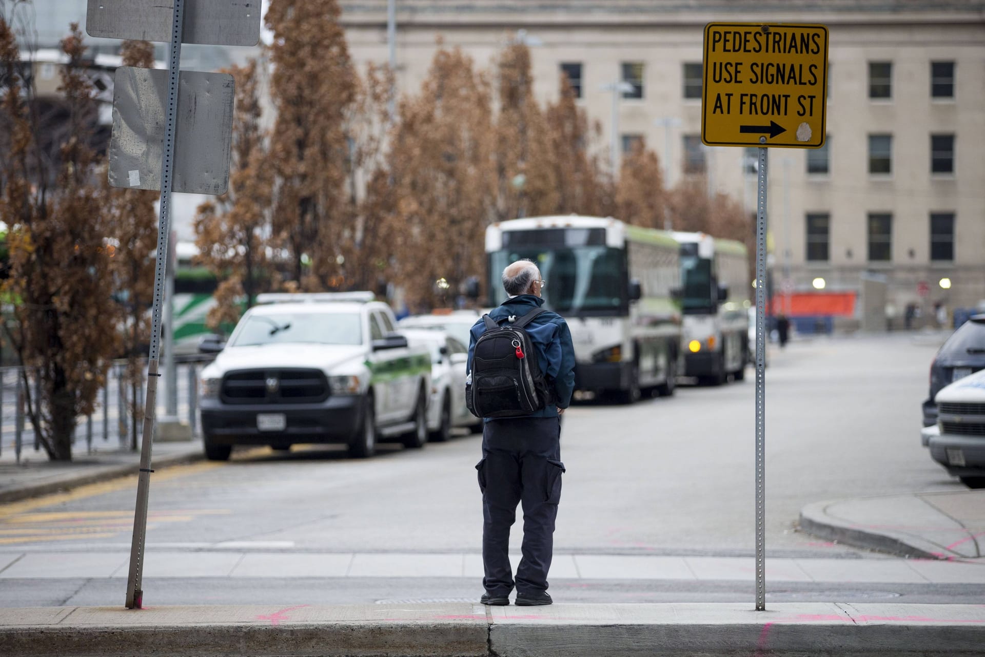 Im kanadischen Toronto weist ein Schild auf das Jaywalking-Verbot hin (Symbolbild): Mit einem neuen Gesetz schafft Kalifornien das Verbot ab.