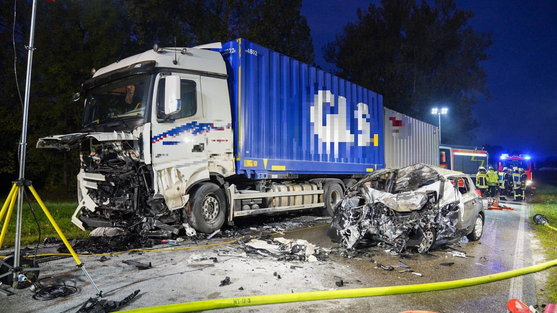 Tödlicher Frontalunfall bei Jesingen-Holzmaden: Der Fahrer des Pkw verstarb noch an der Unfallstelle. Tödlicher Frontalunfall bei Jesingen-Holzmaden: Der Fahrer des Pkw verstarb noch an der Unfallstelle.