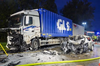 Tödlicher Frontalunfall bei Jesingen-Holzmaden: Der Fahrer des Pkw verstarb noch an der Unfallstelle.