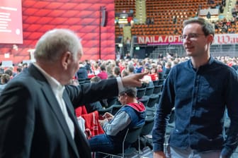 Emotional: Bayern-Ehrenpräsident Uli Hoeneß (li.) geht Michael Ott auf der JHV des Rekordmeisters an.